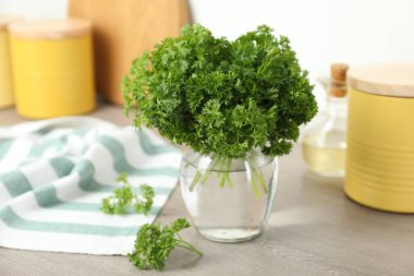 İçerideki masada kavanozda taze maydanoz.