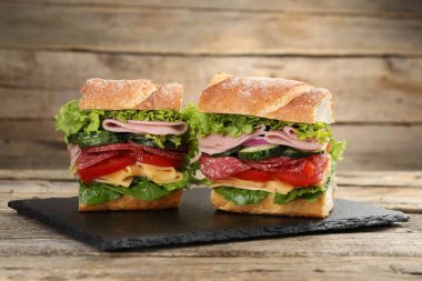Tahta masada jambonlu ve sebzeli baget sandviç, yakın plan.