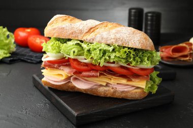 Jambonlu ve sebzeli baget sandviç, yakın plan.