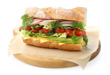 Jambonlu, peynirli ve sebzeli baget sandviç.