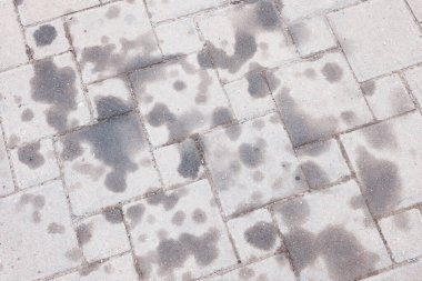 Açık havada motor yağı lekeleri, üst manzara.