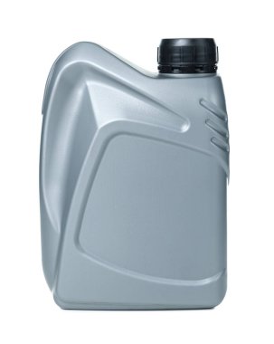 Plastik kaptaki motor yağı beyaza izole edilmiş.