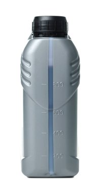 Plastik kaptaki motor yağı beyaza izole edilmiş.