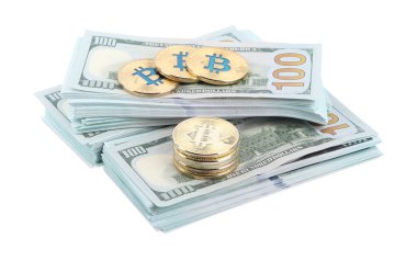 Kripto para birimi. Bitcoinler ve dolar banknotları beyaza izole edilmiş