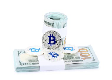 Kripto para birimi. Bitcoinler ve dolar banknotları beyaza izole edilmiş