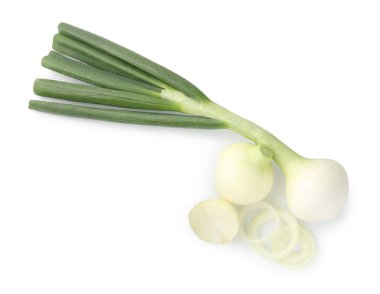 Tam ve kesilmiş soğanlar beyaz, üst görünümde izole edilmiş.