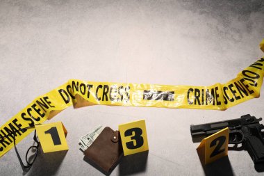 Adli tıp uzmanlığı. Açık gri arka planda delil, işaretler ve polis bandı olan bir suç mahalli. Metin için boşluk