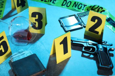 Adli tıp uzmanlığı. Deliller, işaretler ve mavi arka planda polis bandı olan suç mahalli, yakın plan. Renkli tonlama efekti