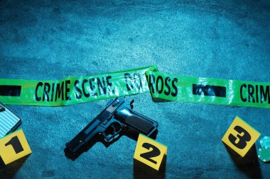 Adli tıp uzmanlığı. Deliller, işaretler ve mavi arka planda polis bandı olan bir suç mahalli. Renkli tonlama efekti