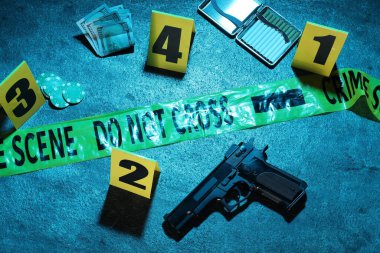 Adli tıp uzmanlığı. Deliller, işaretler ve mavi arka planda polis bandı olan bir suç mahalli. Renkli tonlama efekti