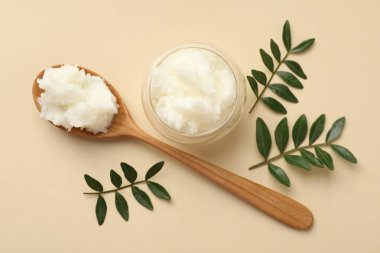 Bej arka planda Shea tereyağı ve yapraklar, düz yatıyordu