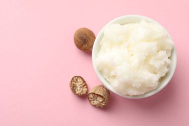 Pembe arka planda doğal Shea tereyağı, düz. Metin için boşluk