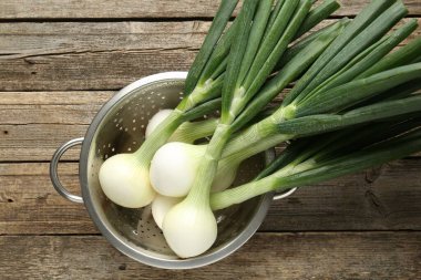 Tahta masada taze taze taze taze soğan, üst manzara.