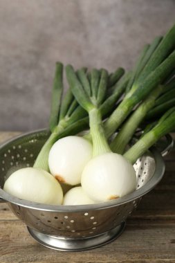 Tahta masada taze taze taze soğan kevgir.