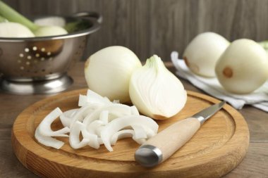 Olgunlaşmış soğan ve bıçağı ahşap masada kes, yakından çek.