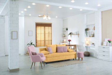 Rahat kanepesi ve diğer mobilyaları olan şık bir oturma odası. İç tasarım