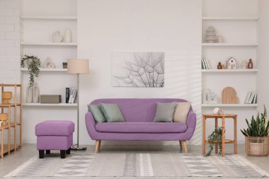 Rahat kanepesi ve ışıklı duvarı olan şık bir oturma odası. İç tasarım