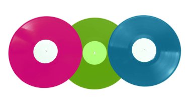 Beyaz arkaplanda üç renkli vinil plak