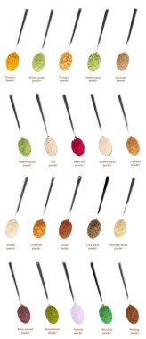 Süper yiyecekler. Farklı kaşık tozları ve beyaz arka planda isimler, set. Üst görünüm