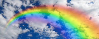 Güneşli bir günde mavi gökyüzünde bulutlu parlak gökkuşağı. Pankart tasarımı