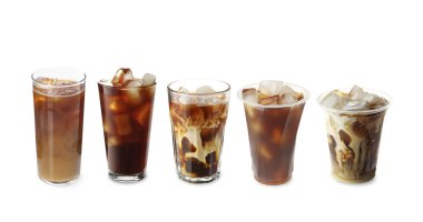 Beyaza izole edilmiş ferahlatıcı buzlu kahve seti.