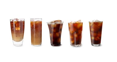 Beyaza izole edilmiş ferahlatıcı buzlu kahve seti.