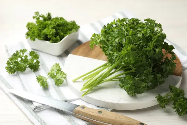 Taze maydanoz ve bıçak açık ahşap masada, yakın plan.