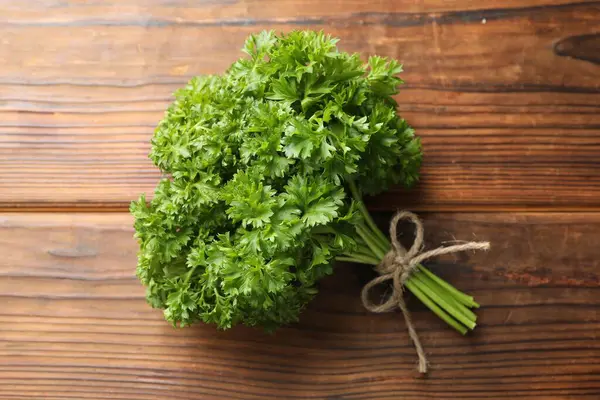 Tahta masada bir demet taze maydanoz.