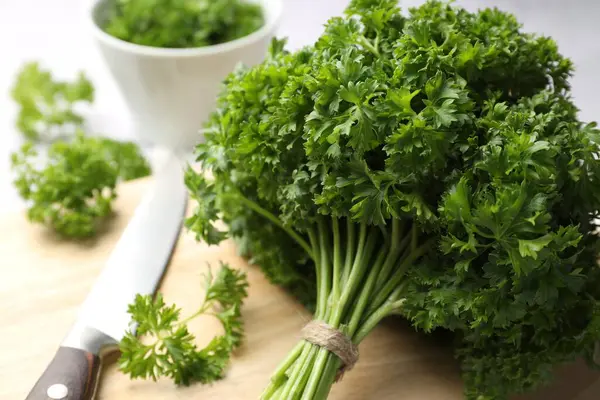 Taze maydanoz ve bıçak masanın üzerinde, yakın plan.
