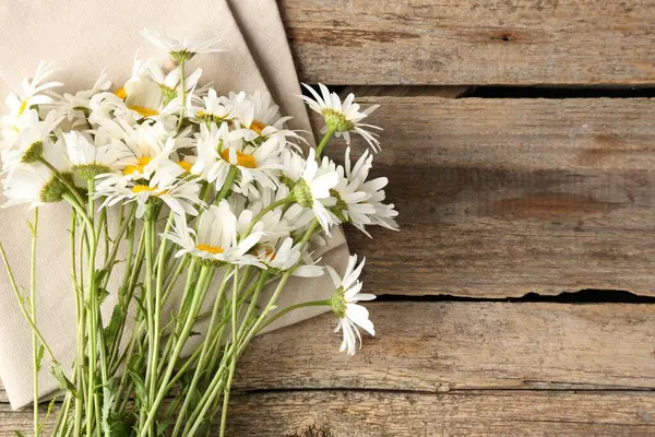 Tahta masanın üzerinde bir sürü güzel papatya çiçeği vardı. Metin için boşluk