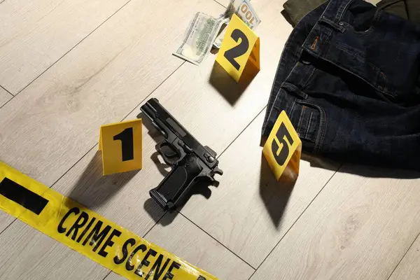 Adli tıp uzmanlığı. Kanıt, işaret ve polis bandıyla dolu olay yeri.