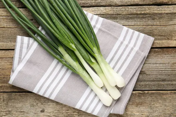 Taze taze soğan ve havlu ahşap masa, üst manzara