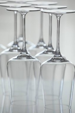 Ayna yüzeyinde ters çevrilmiş boş bardaklar, bulanık arka plan, yakın plan