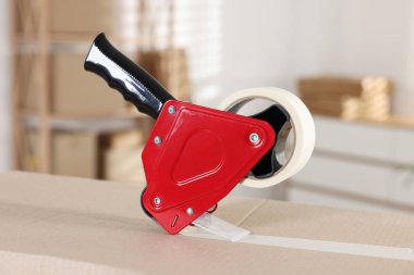 Kapalı alandaki karton kutuda yapıştırıcı bantlı şeker kutusu.