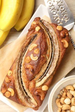 Fındıklı, meyveli ve servis masalı nefis ev yapımı muz ekmeği.