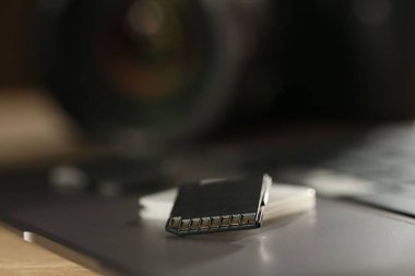 SD hafıza kartları, tutucu ve dizüstü bilgisayar masamızda.