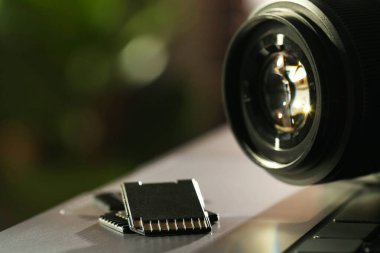 SD hafıza kartları ve fotoğraf makinesi bilgisayarda, yakın plan.