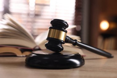 Hakimin tokmak ve kitap kapalı ahşap masa, seçici odak