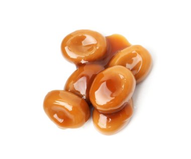 Lezzetli tatlı şekerler ve karamelli sos beyaz, üst manzara