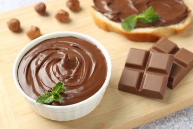 Fındıklı çikolatalı fındık. Masada nane var. Yakın plan.