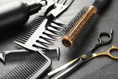 Siyah masada farklı berber aletleri, yakın plan.