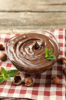 Nefis çikolata, naneli ve fındıklı ahşap masa, yakın plan.