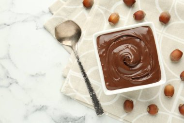Lezzetli çikolata ve fındıklar masada, düz yerde. Metin için boşluk