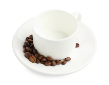 Beyaz üzerine izole edilmiş kavrulmuş kahve çekirdekli seramik fincan.