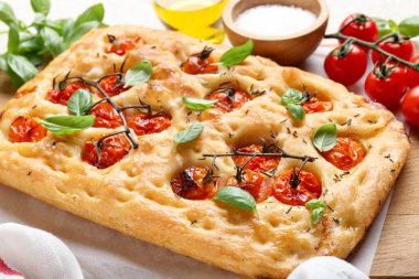 Domatesli ve baharatlı enfes Focaccia, yakın plan.