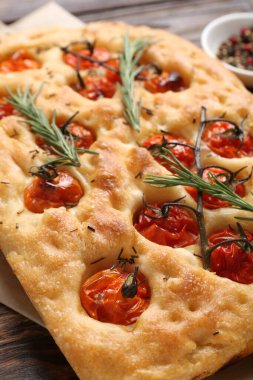 Domatesli ve baharatlı enfes Focaccia, yakın plan.