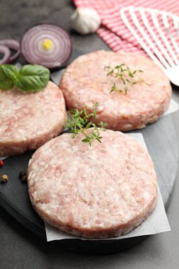 Hamburger ve baharatlar için taze çiğ köfteler, yakın plan.