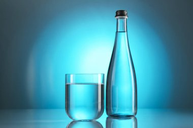 Temiz su cam içinde ve ayna masasında açık mavi renkli arka planda. Arka ışıklandırma