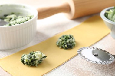 Süzme peynirli ravioli ve ıspanak hazırlıyorum.