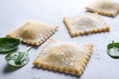 Pişmemiş ravioli ve ıspanak ışık masasında, yakın plan.